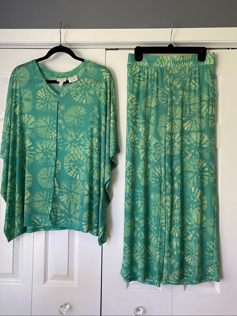 LOGO by Lori Goldstein Set Top And Bottom Pants Size XS Beach to Street Green.